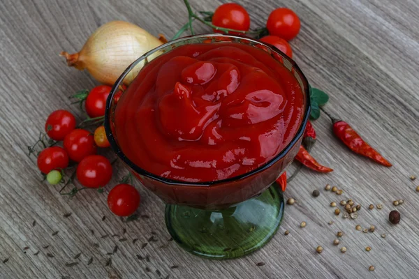 Tomatenketchup mit Kräutern — Stockfoto