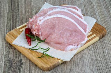 pişmemiş domuz biftek