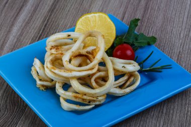 Kızarmış kalamar halkaları