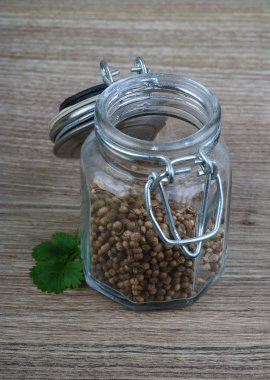 Kişniş yaprakları ile