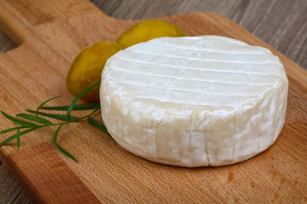 Queijo Brie redondo — Fotografia de Stock