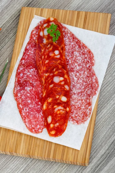 Kiełbasa salami z pietruszką — Zdjęcie stockowe