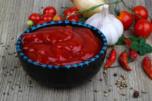 Tomatenketchup mit Kräutern — Stockfoto