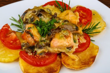 Patates ve domates ile kavrulmuş somon