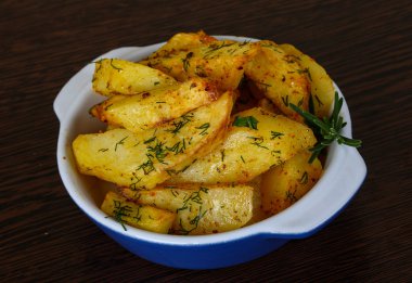 Dereotu ve biberiye ile kavrulmuş patates