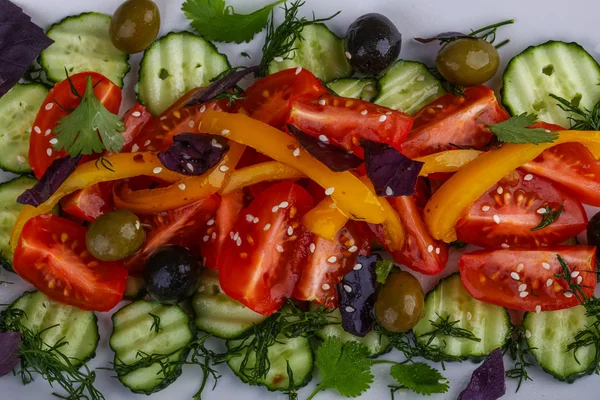 Salada com tomate, pepino e azeitonas — Fotografia de Stock