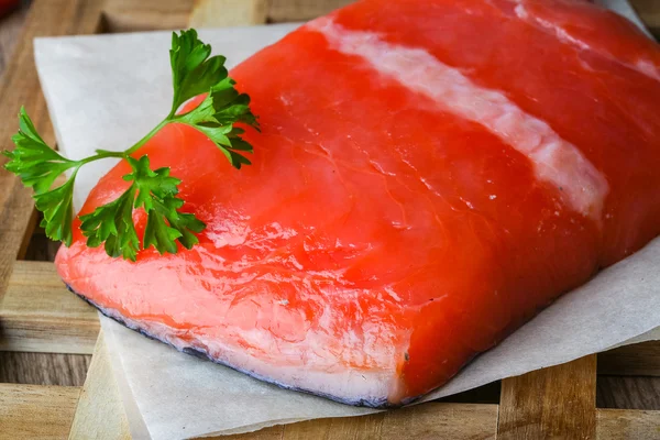 Filé de salmão salgado com salsa — Fotografia de Stock