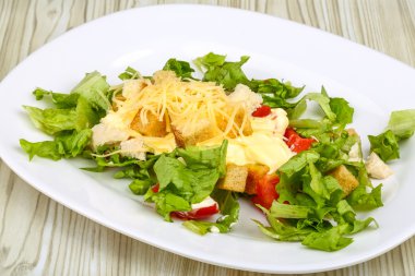 Tavuklu Sezar salatası