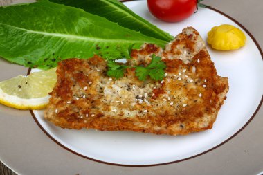 Susam ile domuz eti schnitzel