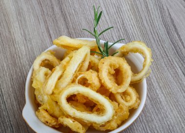 Kızarmış kalamar halkaları