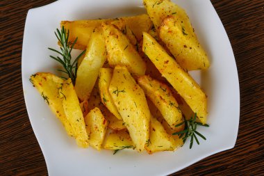 Dereotu ve biberiye ile kavrulmuş patates