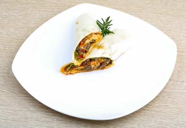 Tortilla mit Fleisch einwickeln — Stockfoto