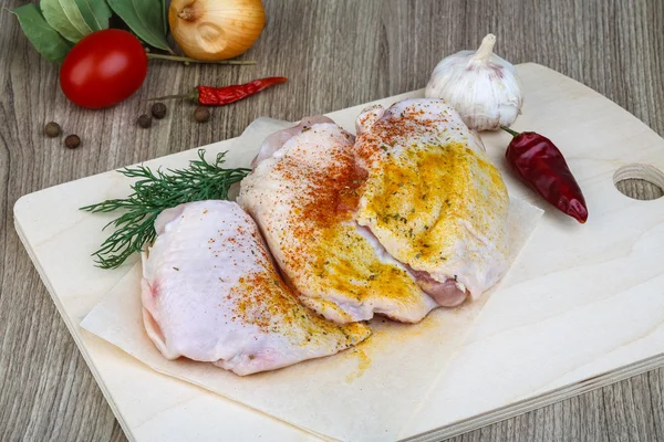 Raw chicken thights — Stock Photo, Image