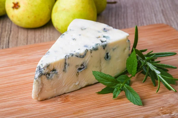 Queso azul con romero —  Fotos de Stock