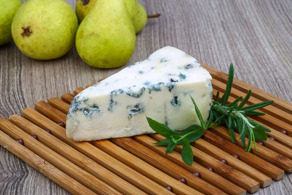 Queso azul con romero —  Fotos de Stock