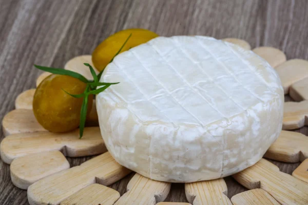 Yuvarlak Brie peyniri — Stok fotoğraf