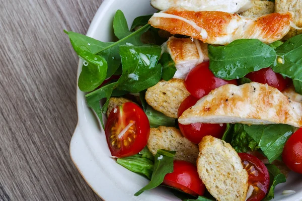 Salada Caesar com frango — Fotografia de Stock