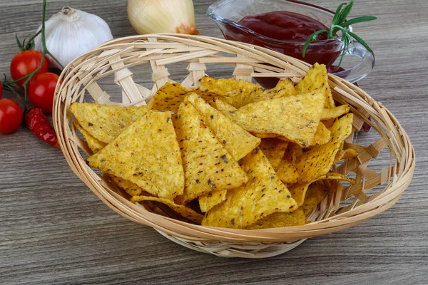 Nachos fritos con salsa picante de tomate — Foto de Stock