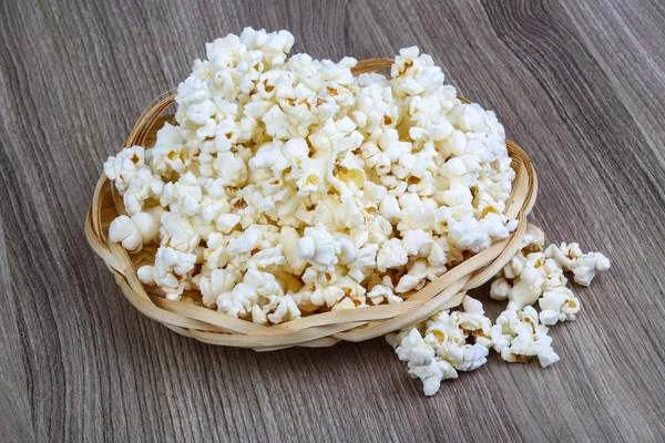 Horké Popcorn v koši — Stock fotografie