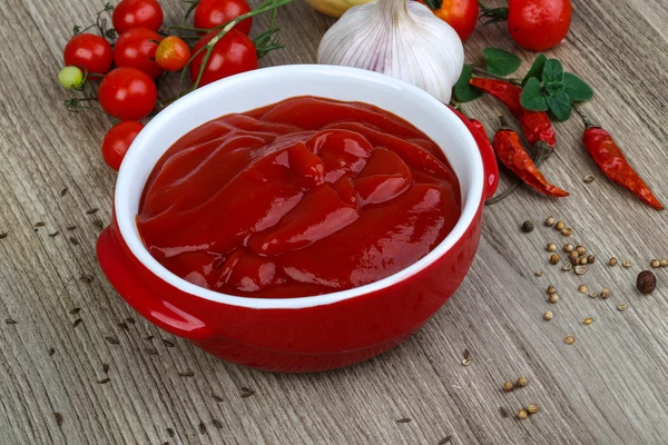 Tomatenketchup mit Kräutern — Stockfoto