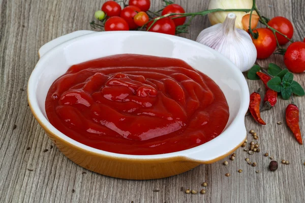 Otlar ile domates ketçap — Stok fotoğraf