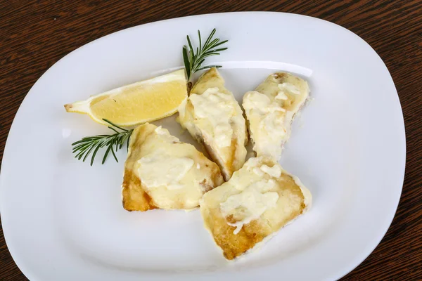 Perche cuite à la crème et sauce au fromage — Photo