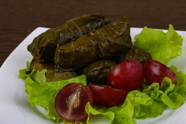 Dolma - malet kött i druva blad — Stockfoto