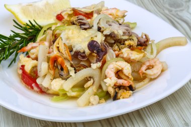 Pişmiş deniz kokteyl