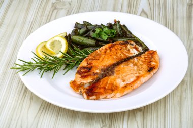 Yeşil fasulye ile ızgara somon