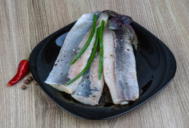 otlar ile ringa balığı filetosu