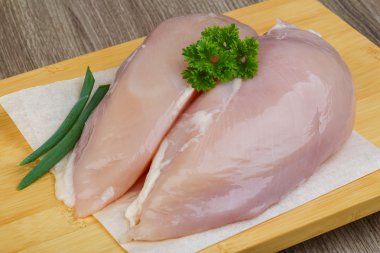 Çiğ tavuk göğsü.