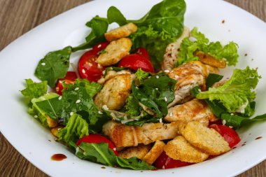 Tavuklu Sezar salatası