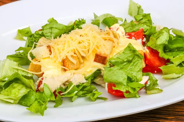 Caesar-Salat mit Huhn — Stockfoto