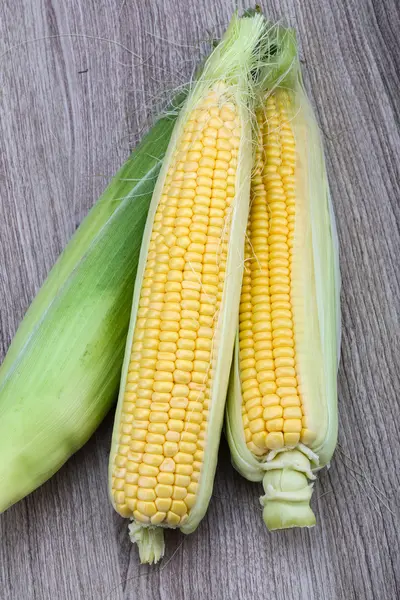 Sweet raw fresh corn — Stock Photo, Image