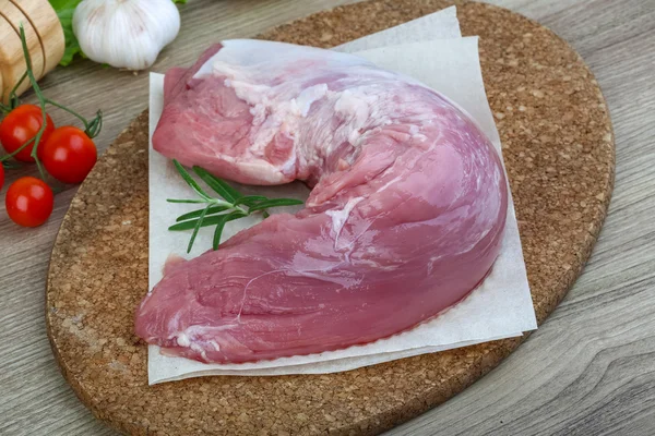 Сырое свиное филе — стоковое фото