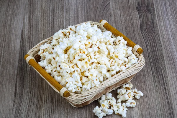 Horké Popcorn v koši — Stock fotografie