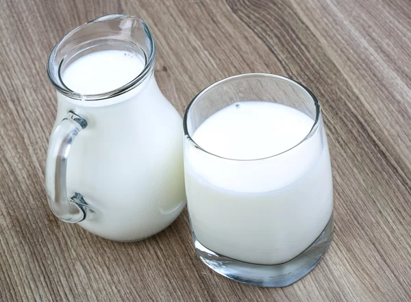 Leche en vaso y jarra — Foto de Stock