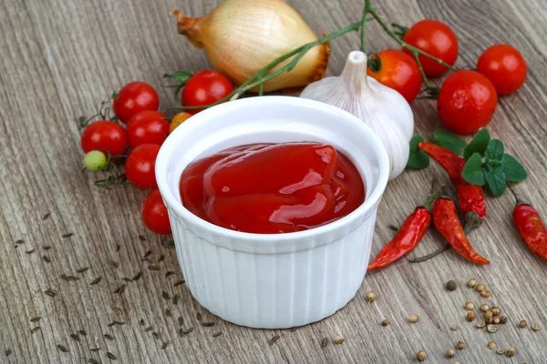 Tomatenketchup mit Kräutern — Stockfoto