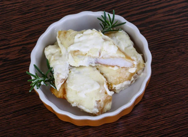 Sült sügér, a tejszín és a sajt mártással — Stock Fotó