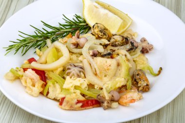 Pişmiş deniz kokteyl