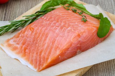 Rosemary ile tuzlanmış somon