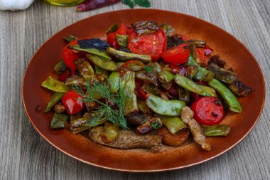 Sebze soslu kızarmış domuz eti ilave edin