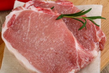 pişmemiş domuz biftek