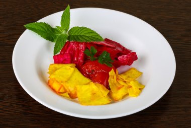 Kırmızı ve sarı lahana turşusu