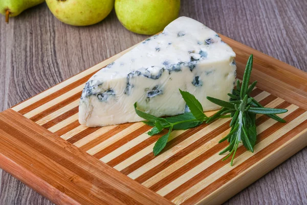 Queso azul con romero — Foto de Stock