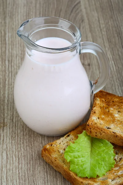 Joghurt und Toastbrot — Stockfoto