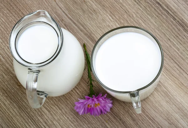 Leche en vaso y jarra —  Fotos de Stock