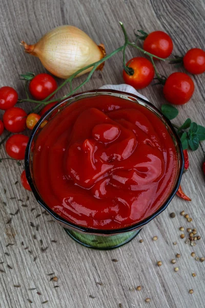 Tomatenketchup mit Kräutern — Stockfoto