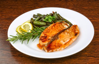 Yeşil fasulye ile ızgara somon