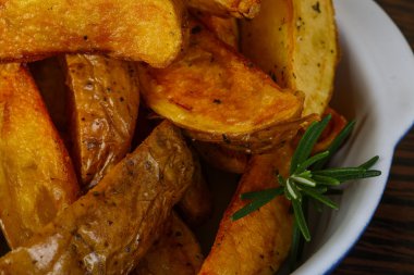 Biberiyeli kızarmış patates.